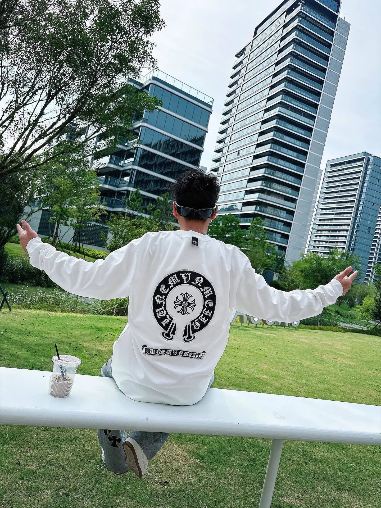 Clothes P 400💰 Pants P 446💰ChromeHearts Chrome Heart Round Neck Long Sleeve Pursuit of quality and absolute guarantee of quality! Using double-sided cotton fabric, the texture is clearly visible, the texture is soft, delicate and smooth, and the customized three-dimensional embroidery and leather patchwork technology is full of drape! The workmanship is fine and the shoulder lines are smooth. All imported chain machines are used to make the shoulder rolling strips. It has a certain thickness and is not made of cheap material but has a shiny feel that is comfortable and not tight on the upper body. It is the most avant-garde street item that can be easily matched by both men and women!  Color: black white Size: m-3xl Style number: 3576➕3750